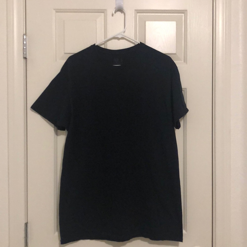 a black plain shirt